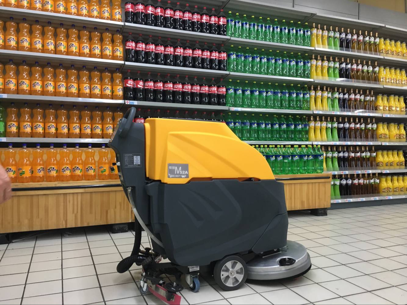 1557977382132903.jpg M52手推式洗地機服務于1.jpg