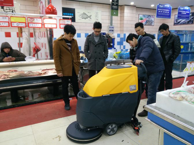 1557977462519393.jpg M52手推式洗地機服務于2.jpg