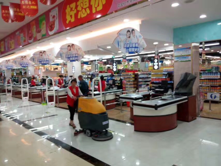 1557977592128088.jpg M52手推式洗地機服務于超市3.jpg