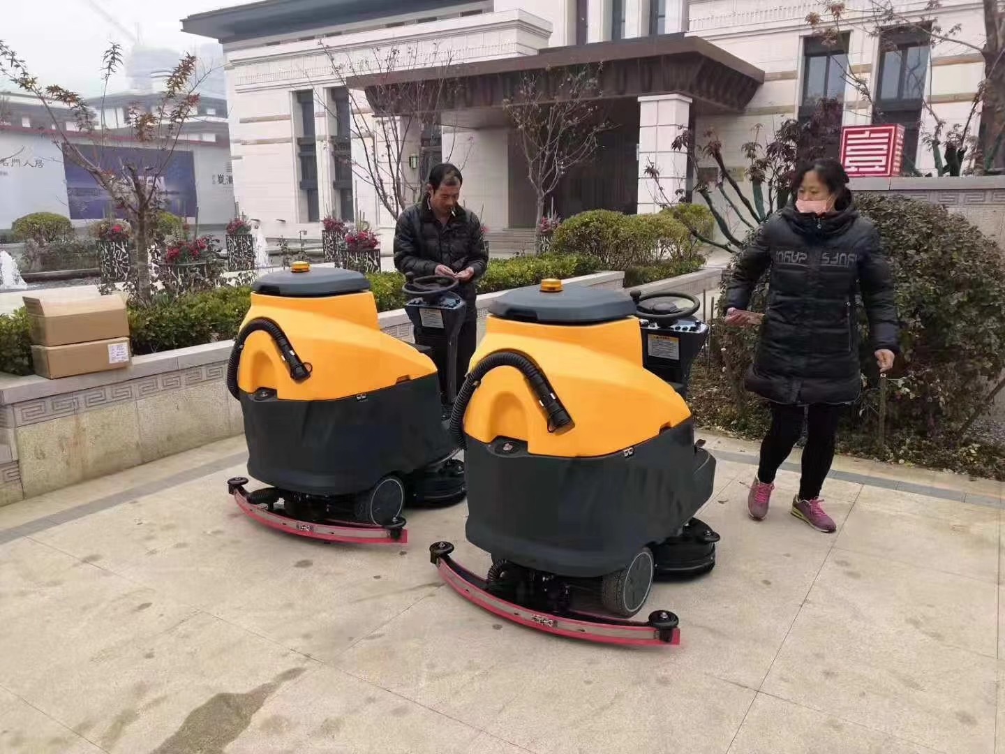 1557978463131513.jpg M70駕駛式洗地機服務于某小區.jpg